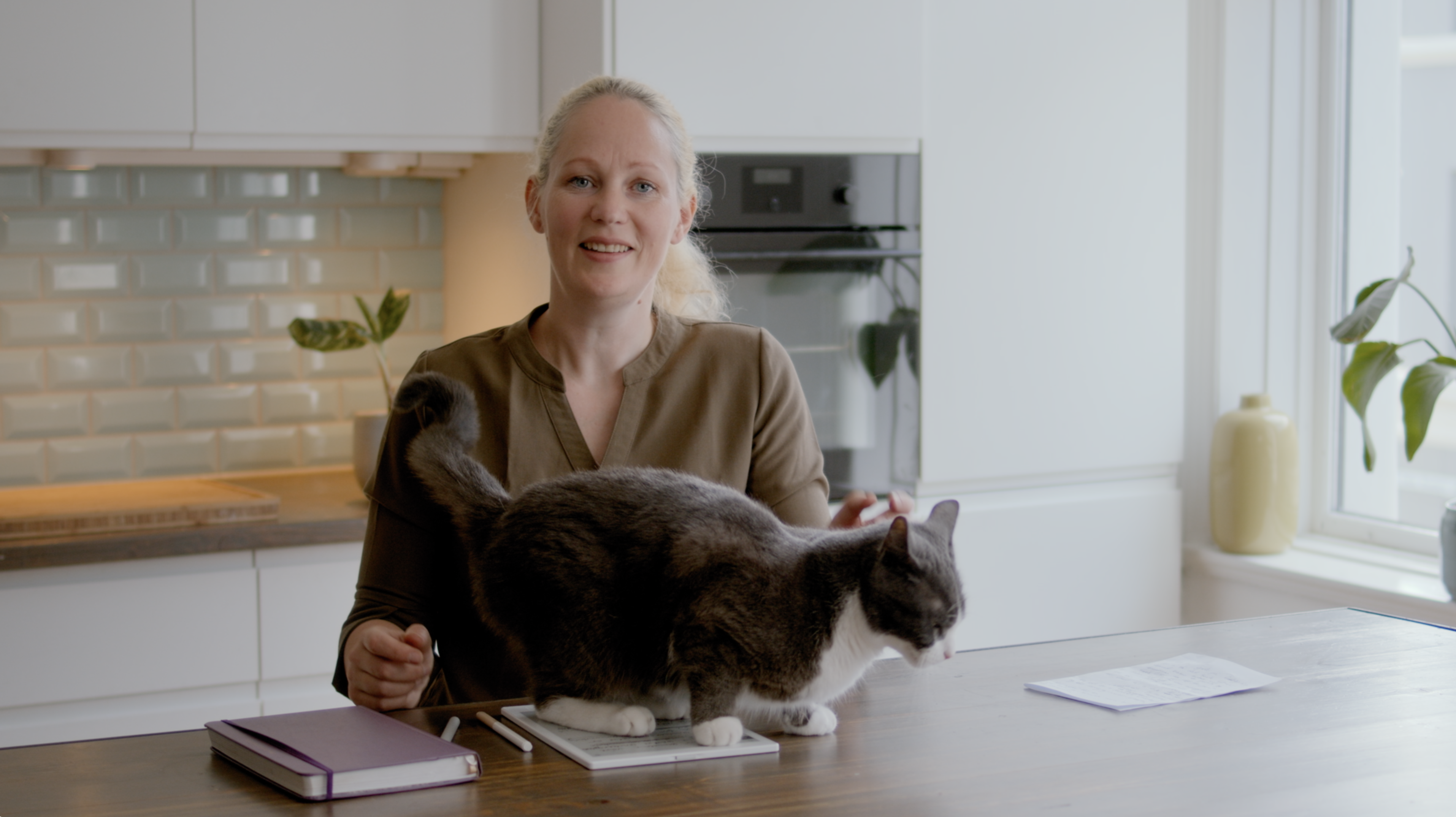 Torun-Mørkeseth-Karlsen-og-katten-Miguel Torun-Mørkeseth-Karlsen-og-katten-Miguel